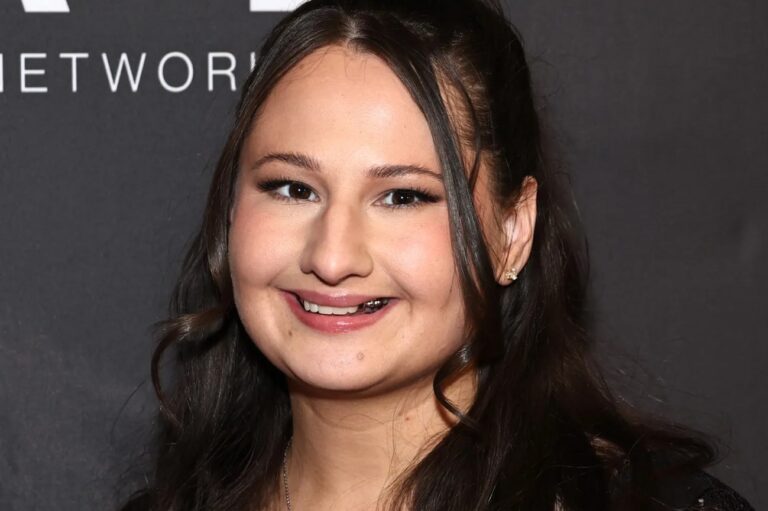 Gypsy Rose Height, Age, Family, Biography & More